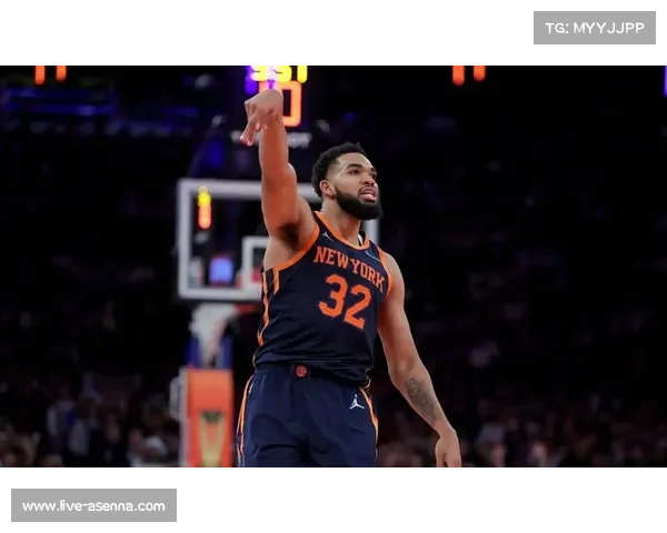 尼克斯唐斯飞身扑抢地板球，展现拼搏精神